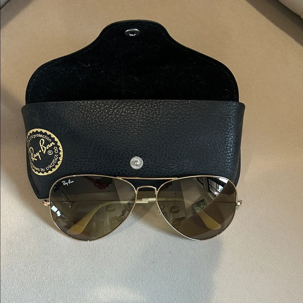 Ray-Ban Gold Aviator Sunglasses with Black Case - Picture 2 of 8